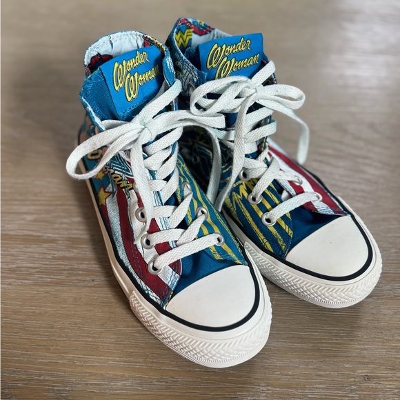RARE Converse women’s high-top DC Comics Wonder Woman sneakers shoes size 6 - Picture 4 of 6